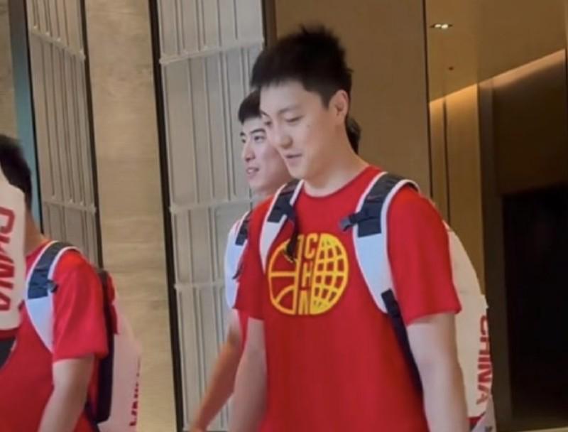 布伦森独扛45分!尼克斯时隔53年再捧NBA总冠军奖杯 布伦森独扛45分!尼克斯时隔53年再捧NBA总冠军奖杯