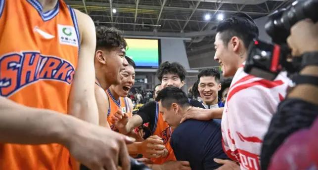 尼克斯3比1马刺,今夜冲首冠超越90年代 尼克斯3比1马刺,今夜冲首冠超越90年代
