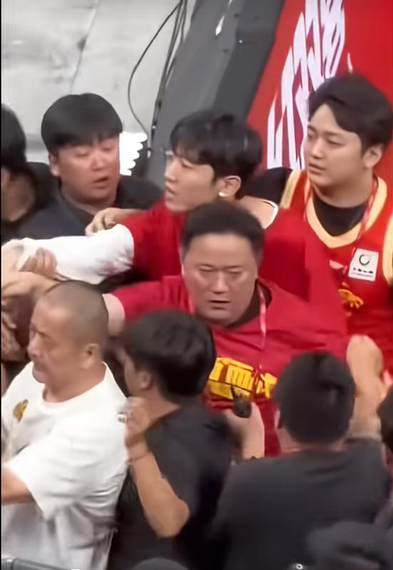 布伦森夺冠夜喊话:斯威夫特粉丝,给麦克纳特个台阶 布伦森夺冠夜喊话:斯威夫特粉丝,给麦克纳特个台阶