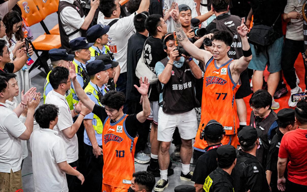 尼克斯夺冠夜 布伦森父亲向库班致谢 尼克斯夺冠夜 布伦森父亲向库班致谢